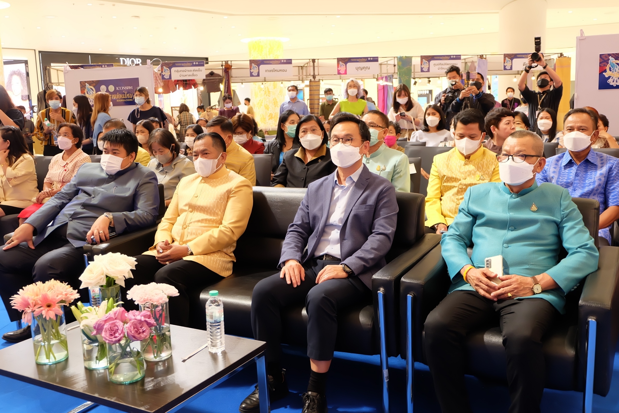 title - ส.ป.ก. ร่วมเป็นเกียรติในพิธีเปิดงานส่งเสริมและจำหน่ายสินค้าหม่อนไหมแบบครบวงจร ณ บริเวณเจริญนครฮอลล์ ชั้น M ไอคอนสยาม กรุงเทพฯ